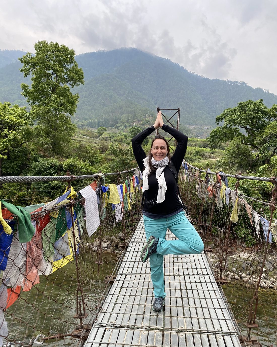 Caroline en pratique sur un pont à drapeaux de prières
