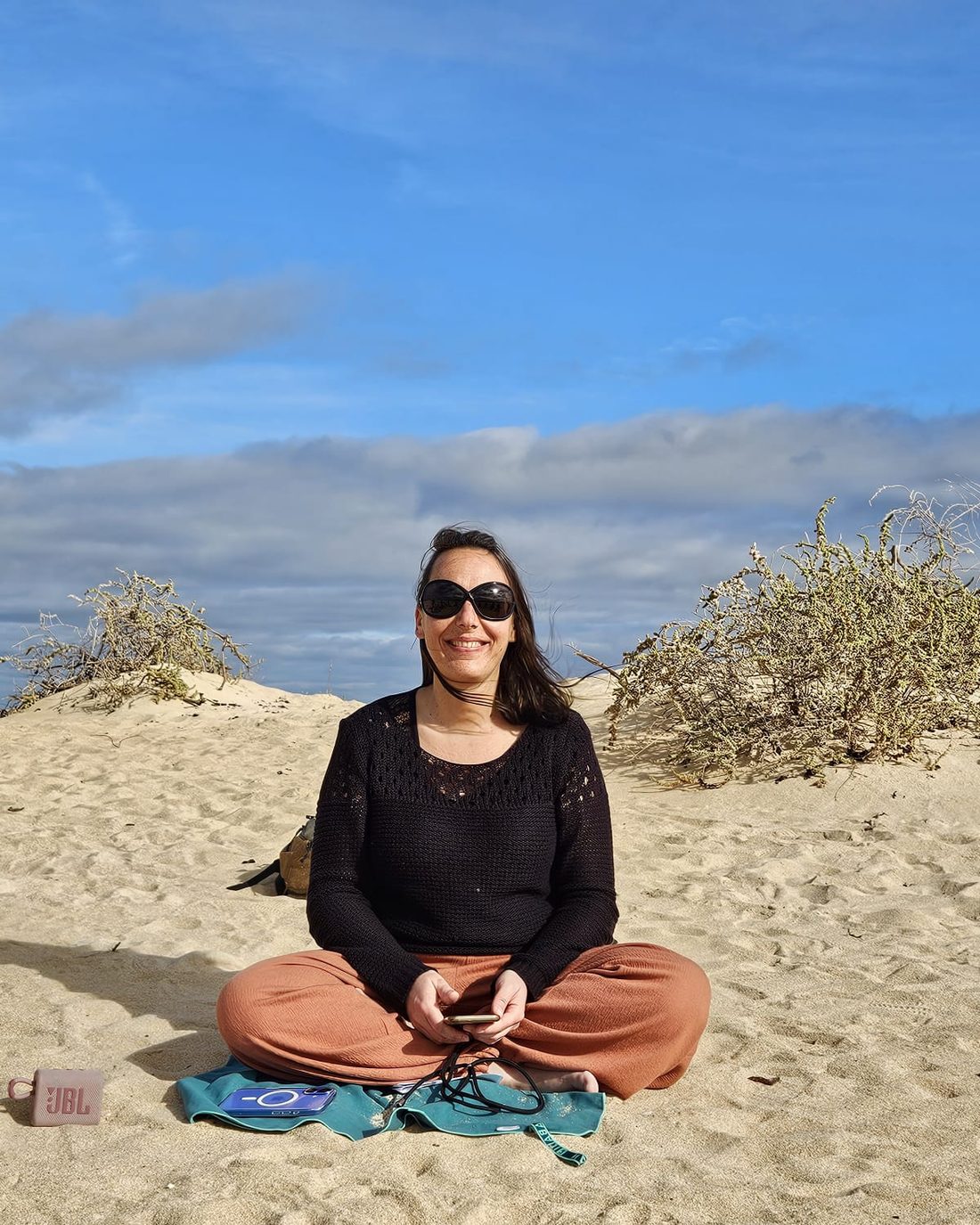 Caroline en méditation sur la plage de Fuerteventura