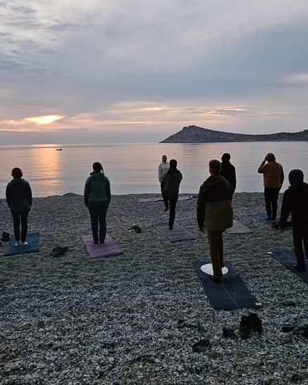 Séance de yoga au coucher du soleil